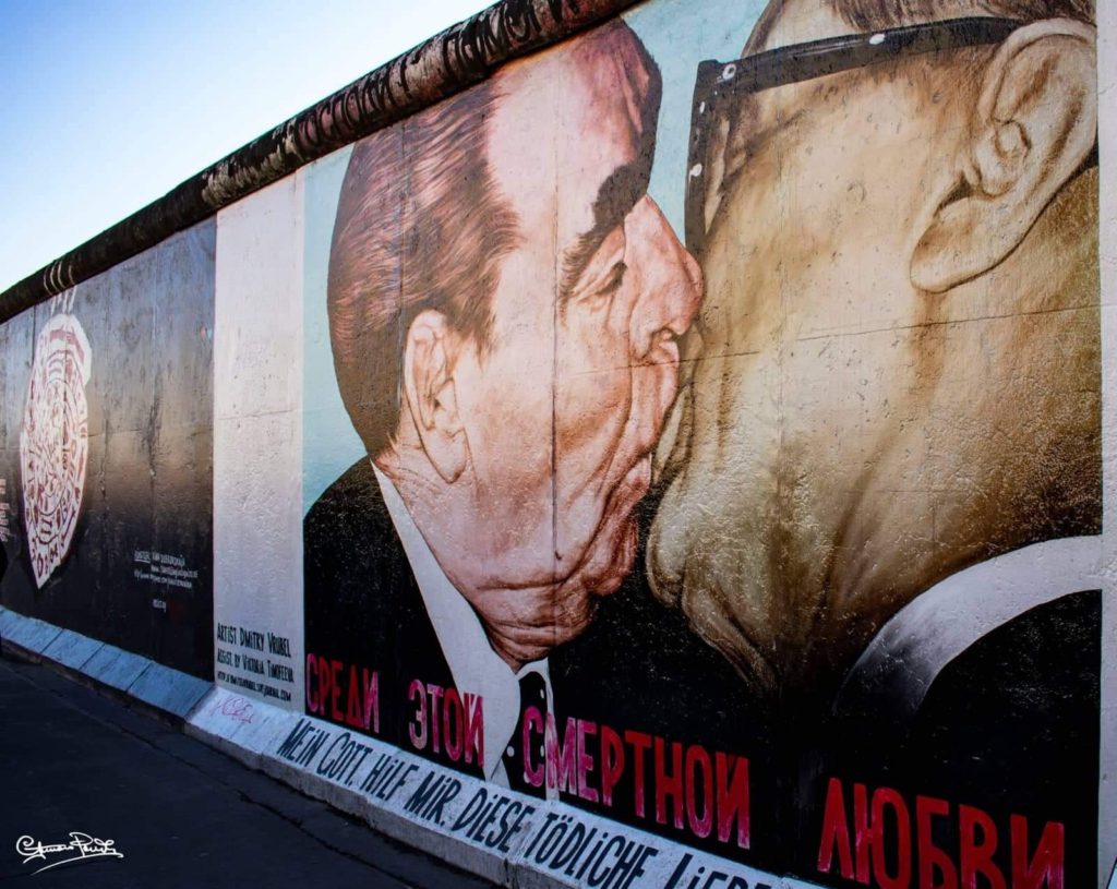 Il bacio sul muro di Berlino