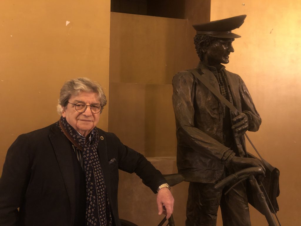 Luigi Troisi e la scultura in onore del fratello 