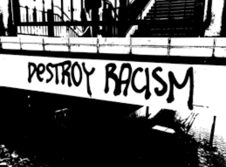 Contro il razzismo. Una scritta sul muro. (foto dal web)