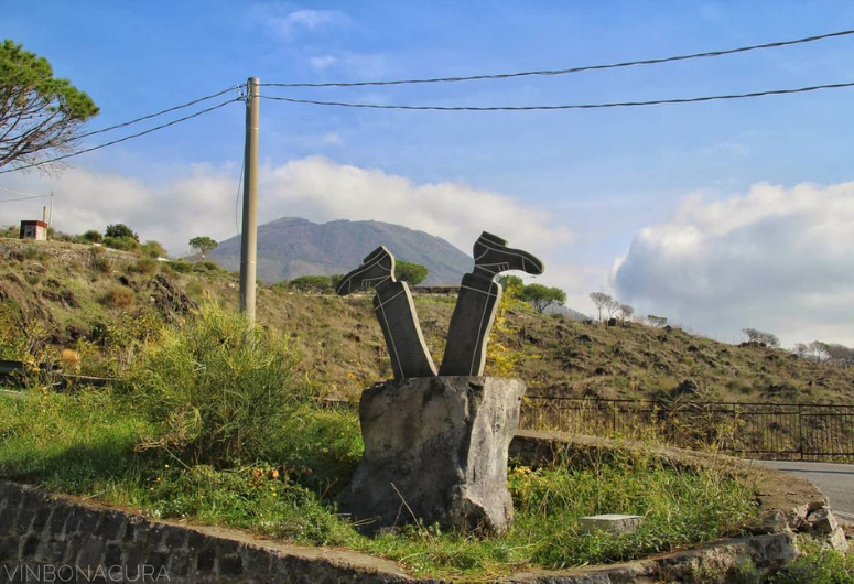 Icaro di Antonio Segui. Si tratta di una scultura. Qui, Icaro è caduto in una roccia, di cui sono visibili solo le gambe. 