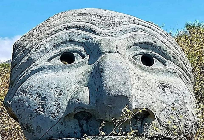 Creator Vesevo gli occhi del Vesuvio, opera di Lello Esposito. 
Si tratta del volto di Pulcinella. 