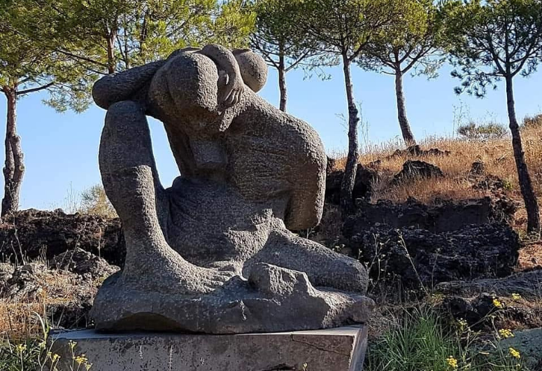 Il Tempo inesorabile di Johannes Grutzke. Si tratta d una scultura in cui un padre protegge il figlio dall'eruzione del Vesuvio.