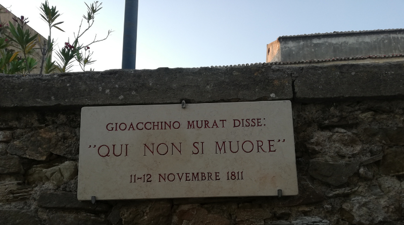 Targa commemorativa in cui sono trascritte le parole di Gioacchino Murat: qui non si muore. In basso anche la data, ossia 11-12 novembre 1811.