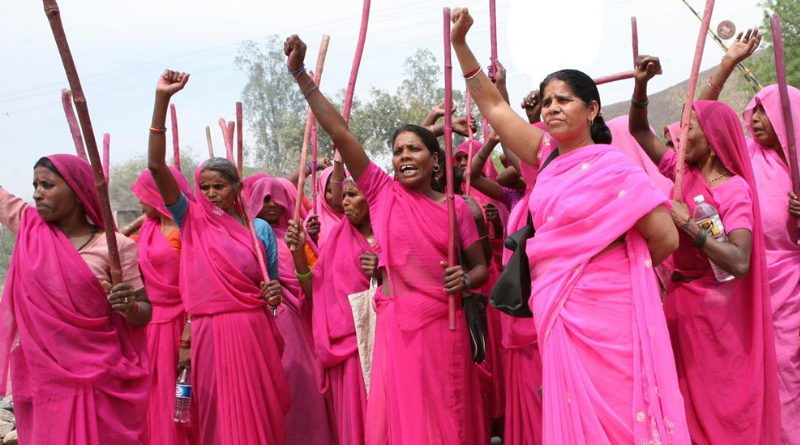 La rivoluzione rosa: alcune donne con il sari rosa, guidate da Sampat Pal.